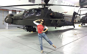 女神李蒨蓉藉鮭魚機會教育小孩   網友暴動狂發這張敬禮照