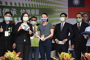 高苑工商50周年校慶 球后戴資穎送羽毛球拍給蔡英文