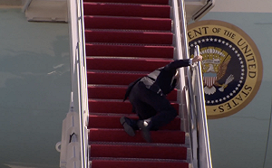 (影)拜登連摔3次影片遭惡搞  網開嘲諷:一定是川普的陰謀