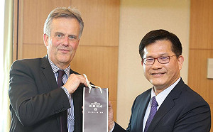 林佳龍邀英駐台代表雙鐵環島  自願當導遊