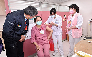 首日疫苗施打 柯文哲:北市40%醫護有意願 若國門要開就沒得選擇