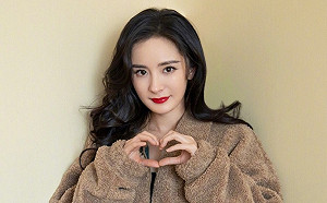 楊冪挑戰「漫畫腰」!身體折成Z字形  網狂讚:身材太絕了