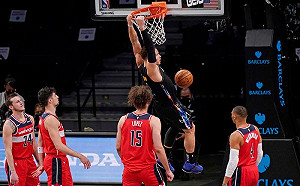 NBA/加盟首戰就完成本季首扣 幹籃哥偷瞄板凳區笑出來(影)