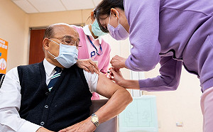武漢肺炎》首長打疫苗沒直播疑造假?陳嘉行妙回17字