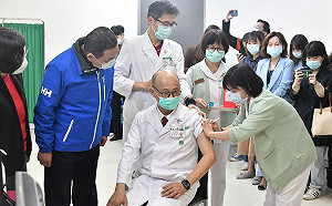 新北開打AZ疫苗  侯友宜赴亞東醫院關心並籲醫護接種