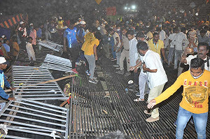 （影）垮臺瞬間! 印度體育場看台比賽中突倒塌  100多人受傷