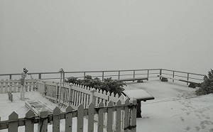 (影)玉山清晨再降3月雪!氣象局:上半天有機會持續