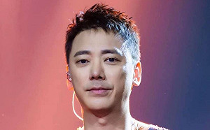 信分手17年女友夜生活曝光！一晚玩4攤緊貼2辣妹