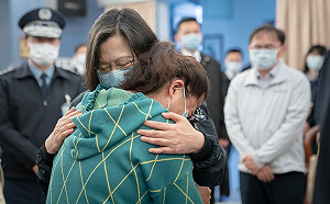 蔡英文抵台東慰問殉職飛官家屬:立刻換裝彈射椅