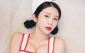 雞排妹扮最辣護士！「低胸開岔吊帶襪」床照流出網全暴動