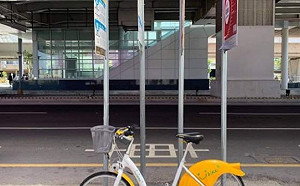 時力黨工體驗中捷  驚見「連體嬰」公車站牌