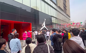 抵制出一張嘴?Nike新鞋開賣34萬中國人秒搶 店前上百人排隊等領號碼牌