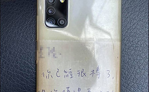 拾獲手機！背面竟寫：你值得更好的
