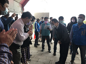 侯友宜視察三芝懷恩堂清明防疫措施   贈匾智成忠義宮並訪百歲人瑞