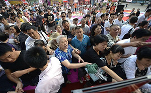 (影) 哈爾濱辦路跑 還未開賽「大爺大媽」如「鬼子進村」搶光補給品