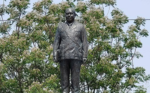 還在立銅像? 郝柏村逝世將滿週年 首座紀念銅像設南投