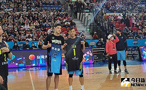 敬最棒的宿敵　俠獸賽後互換球衣