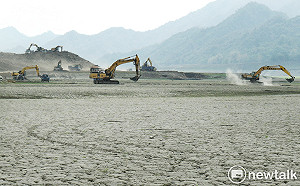 現場直擊》全台灣責任最重的怪手在這裡 加足馬力全拼了