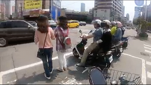 2女話匣子大開走進待轉區 騎士傻眼Po網 警：經檢舉可開罰300元