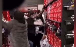 (影)抵制NIKE？一打折中國民眾瘋搶 網諷：跪久了！不會站了