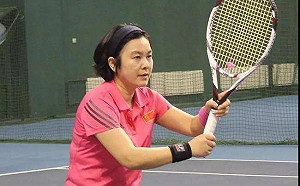 華春瑩打網球一身「洋貨」  挨酸「嘴上說一套身體很誠實」