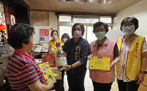 關懷弱勢  中市議員邱素貞偕里長女兒陳雅惠送水到宅