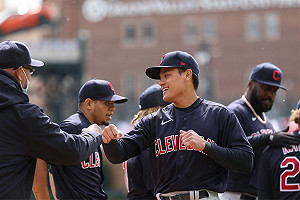 (影)張育成開幕戰先發雪中打球 招牌笑臉來自信心