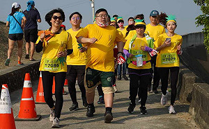 (影)幫蔡易餘減肥 嘉縣黨部下令晚八點後禁止餵食 下鄉陪社區媽媽跳土風舞