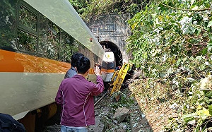 快訊》台鐵太魯閣號出軌卡清水隧道 疑有傷亡警消搶救中