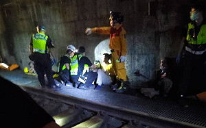 目睹女兒罹難 被救出 倖存父「可以讓我再抱抱她嗎?」 眾人心碎