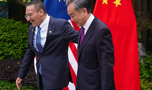 太諂媚! 馬國外長首次訪中  直喊王毅「我的大哥」  回國立馬改口