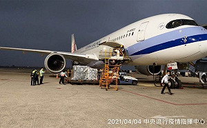 武漢肺炎》首批COVAX疫苗19.92萬劑到了！效期更短只到5/31