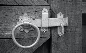 夢到密室還藏屍！她拆牆見詭異鐵門