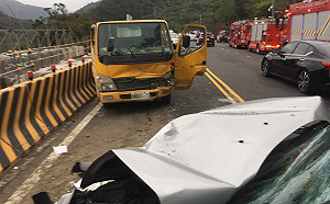 收假注意行車安全 屏東休旅車撞工程車7人受傷送醫