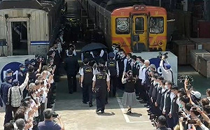 (影)太魯閣號出軌》任務結束了！台鐵8725次專列12:08花蓮發車送殉職司機回家