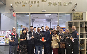 挺警察護治安   張志豪頒金足成銀樓強盜案破案獎金