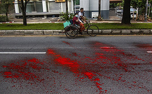 鮮血未乾！緬甸示威者灑紅漆 控訴軍政府暴力鎮壓