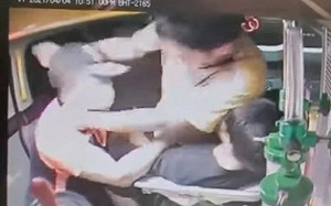 搭救護車竟「2打1痛毆醫護」朝頭部狂K12拳勒頸 網：直接載去火化