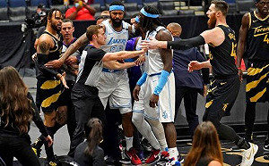 NBA／握不住的他　湖人暴龍意外變衝突(影)