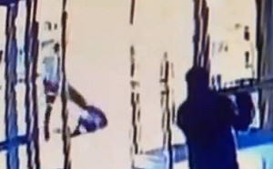 見亞裔婦女被打倒在地竟冷血關門 紐約2警衛被停職調查