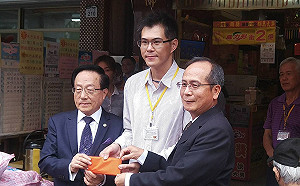 大樂透中獎人贈10萬紅包  高雄彩券行轉捐太魯閣號賑災專戶