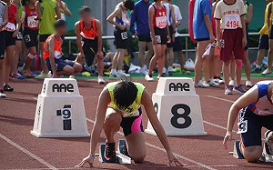 (影)國體兄妹罹難 師生淚送 隊友將別恩昀號碼布「幫她跑完未完成的比賽」