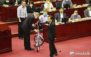 柯文哲爆禮物都被討回  王世堅批惡質造謠：學習當光明磊落的成年人