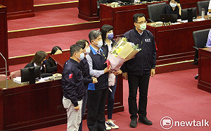 北市派45救難隊員支援太魯閣事故 藍議員贈花表達感謝