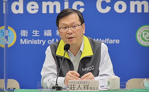 武漢肺炎》首例！打完AZ肢體出現瘀斑  莊人祥曝與血栓無關