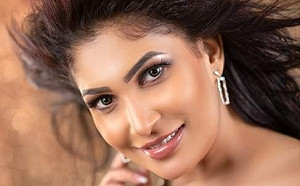 (影) 選美甄環傳! 斯里蘭卡太太選美 上屆得主當場強摘新科后冠