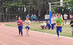 超越勝負的感動！視障女同學跑大隊接力最後一棒 全班為她衝刺