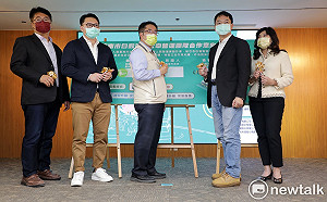 自動駕駛公車營運團隊簽合作意向書 黃偉哲盼儘早商轉營運