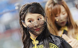 「琳妲」啦啦隊造型亮眼！網驚：口罩有點太厲害