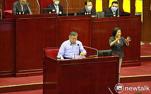 表態願打疫苗 柯文哲籲小英接種：除非她不接觸人民 永遠躲總統府